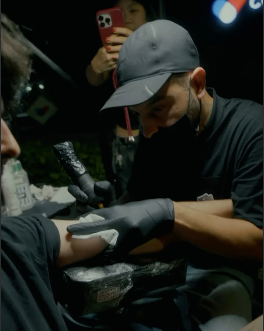 Artista do ADV Pocket tatuando no evento