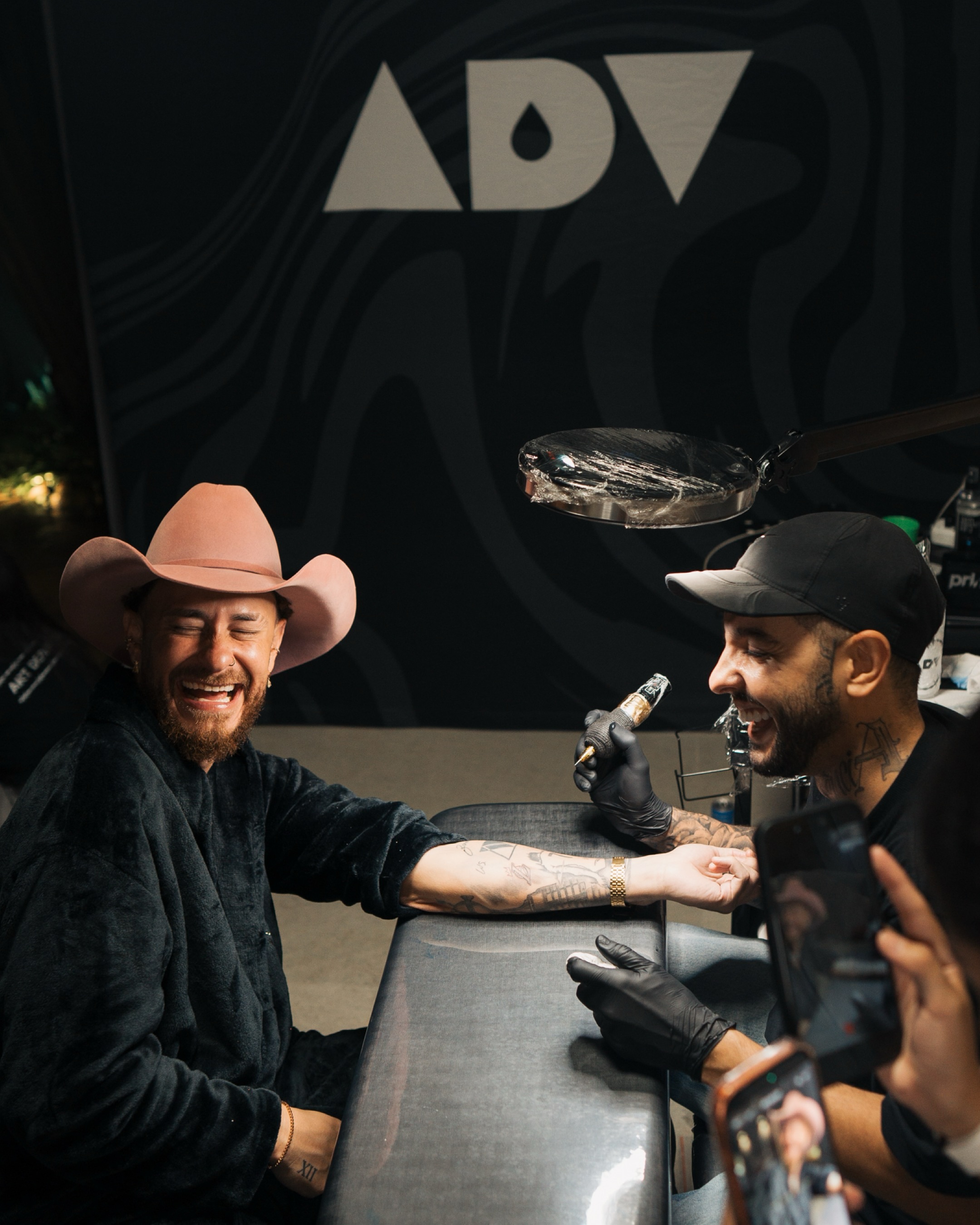 Atendimento de tatuagem na estação ADV durante o FredChella